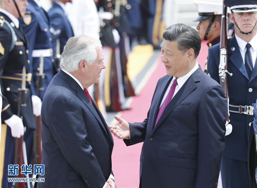 4月6日，國(guó)家主席習(xí)近平乘專機(jī)抵達(dá)美國(guó)佛羅里達(dá)州，將在海湖莊園同美國(guó)總統(tǒng)特朗普舉行中美元首會(huì)晤。習(xí)近平和夫人彭麗媛受到美國(guó)國(guó)務(wù)卿蒂勒森夫婦等熱情迎接。新華社記者 丁林 攝 