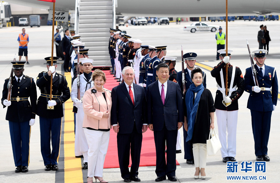 4月6日，國(guó)家主席習(xí)近平乘專機(jī)抵達(dá)美國(guó)佛羅里達(dá)州，將在海湖莊園同美國(guó)總統(tǒng)特朗普舉行中美元首會(huì)晤。習(xí)近平和夫人彭麗媛受到美國(guó)國(guó)務(wù)卿蒂勒森夫婦等熱情迎接。新華社記者 吳曉凌 攝
