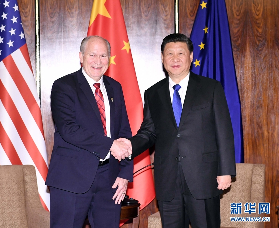 當?shù)貢r間4月7日，國家主席習(xí)近平在美國阿拉斯加州安克雷奇會見阿拉斯加州州長沃克。 新華社記者 饒愛民 攝 