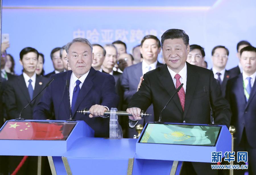6月8日，正在哈薩克斯坦訪問的國家主席習(xí)近平在哈薩克斯坦總統(tǒng)納扎爾巴耶夫陪同下，參觀阿斯塔納專項世博會中國國家館，并共同出席中哈亞歐跨境運輸視頻連線儀式。這是在中國國家館舉行的中哈亞歐跨境運輸視頻連線儀式上，兩國元首共同推動操控桿，視頻顯示中哈連云港物流合作基地和“霍爾果斯－東大門”經(jīng)濟特區(qū)無水港兩個分會場四列火車鳴笛開行。新華社記者 丁林 攝