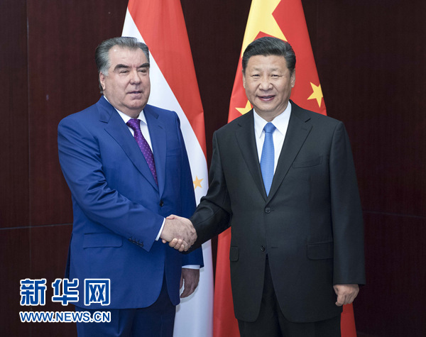 6月9日，國(guó)家主席習(xí)近平在阿斯塔納會(huì)見塔吉克斯坦總統(tǒng)拉赫蒙。新華社記者 李濤 攝