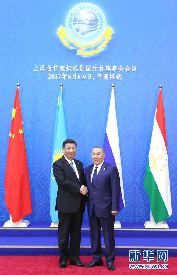 6月9日，國(guó)家主席習(xí)近平在哈薩克斯坦首都阿斯塔納出席上海合作組織成員國(guó)元首理事會(huì)第十七次會(huì)議并發(fā)表重要講話。這是習(xí)近平出席會(huì)議時(shí)，受到哈薩克斯坦總統(tǒng)納扎爾巴耶夫的熱情迎接。新華社記者 馬占成 攝
