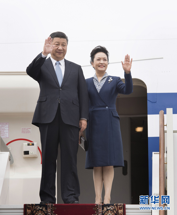 7月3日，國家主席習(xí)近平乘專機抵達莫斯科，開始對俄羅斯聯(lián)邦進行國事訪問。這是習(xí)近平和夫人彭麗媛步出艙門。 新華社記者 李學(xué)仁 攝