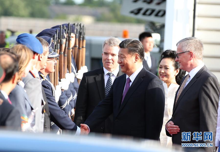 7月4日，國家主席習(xí)近平乘專機抵達柏林，開始對德意志聯(lián)邦共和國進行國事訪問。德國政府高級官員在舷梯旁迎接習(xí)近平和夫人彭麗媛。新華社記者 姚大偉 攝