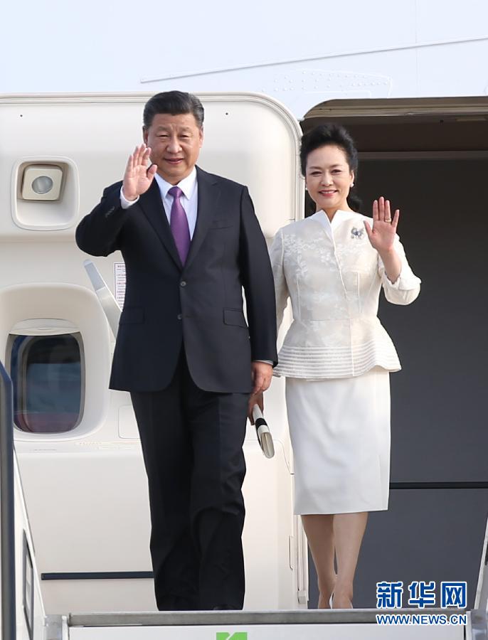 7月4日，國家主席習(xí)近平乘專機抵達柏林，開始對德意志聯(lián)邦共和國進行國事訪問。這是習(xí)近平和夫人彭麗媛步出艙門。 新華社記者 姚大偉 攝