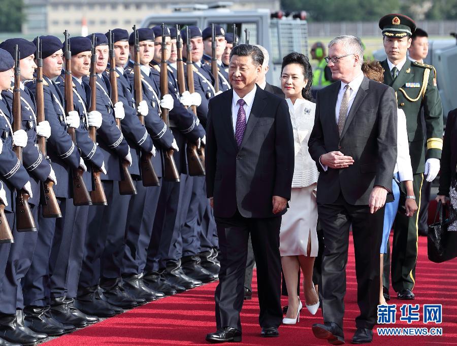 7月4日，國家主席習(xí)近平乘專機抵達柏林，開始對德意志聯(lián)邦共和國進行國事訪問。德國政府高級官員在舷梯旁迎接習(xí)近平和夫人彭麗媛。新華社記者 王曄 攝