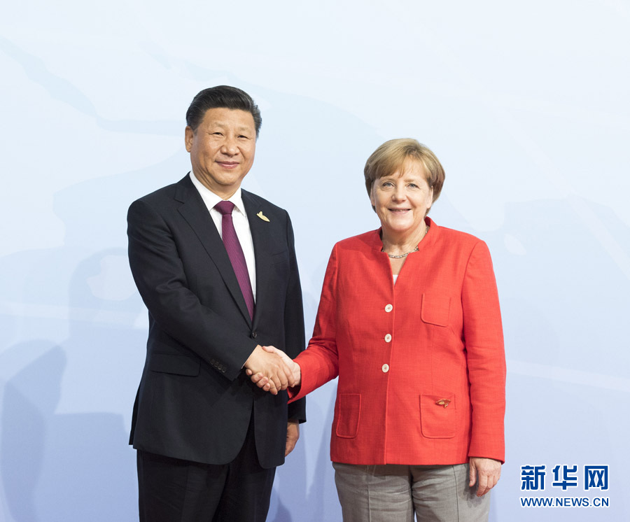 7月7日，二十國集團領(lǐng)導(dǎo)人第十二次峰會在德國漢堡舉行。國家主席習(xí)近平出席并發(fā)表題為《堅持開放包容　推動聯(lián)動增長》的重要講話。這是峰會開始前，習(xí)近平受到德國總理默克爾迎接。新華社記者 李學(xué)仁 攝 