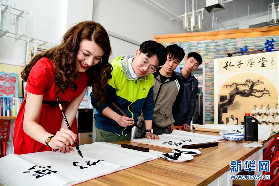 （新華全媒頭條·上合青島峰會(huì)·圖文互動(dòng)）（13）遠(yuǎn)航，揚(yáng)起“上海精神”的時(shí)代風(fēng)帆——寫在上海合作組織成員國(guó)元首理事會(huì)第十八次會(huì)議即將召開(kāi)之際