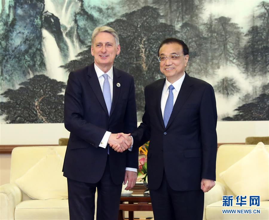 （時政）李克強(qiáng)會見英國首相特別代表、財(cái)政大臣哈蒙德