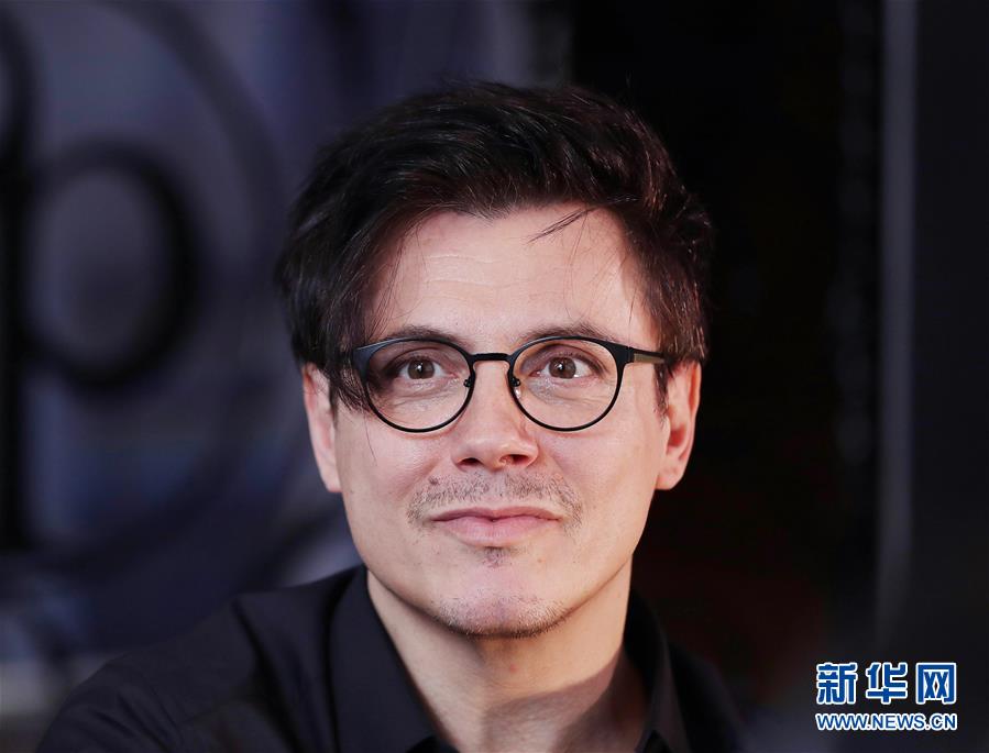 （國(guó)際·圖文互動(dòng)）（6）通訊：手牽手，我們共同驅(qū)散陰霾——法國(guó)音樂(lè)人創(chuàng)作抗疫歌曲背后的故事