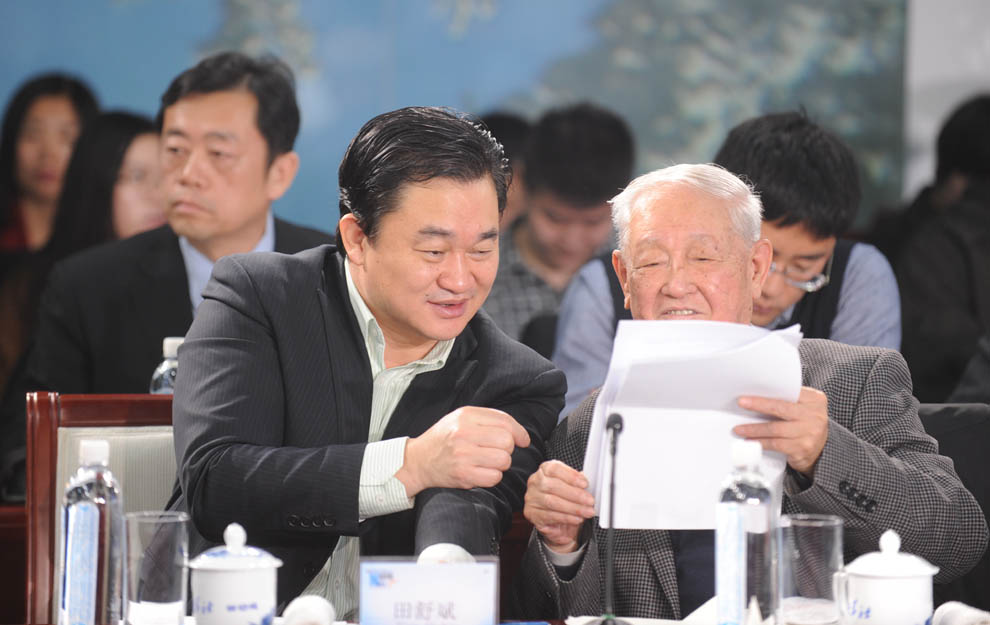 新華網(wǎng)董事長(zhǎng)、總裁田舒斌與軍事科學(xué)院原副院長(zhǎng)糜振玉在現(xiàn)場(chǎng)交流