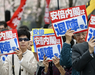麻煩重重 安倍難逃“森友劫”？